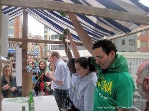 Preba Sidra Oviedo 2012: Triple escanciado en paralelo Preba Sidra Oviedo 2012: Triple Escanciado en paralelo