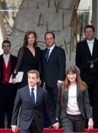 Carla Bruni y Michelle Trierweiler, dos primeras damas de Francia en blanco y negro