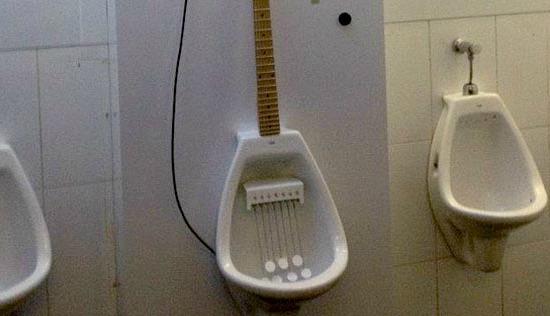 Toca la guitarra mientras usas el baño