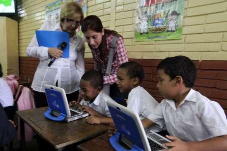 Alumnos de colegio en Maripérez reciben Canaima 1 millón 600 mil