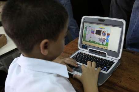 Alumnos de colegio en Maripérez reciben Canaima 1 millón 600 mil