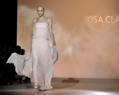 El modelo Andrej Pejic, fascinante novia para Rosa Clará