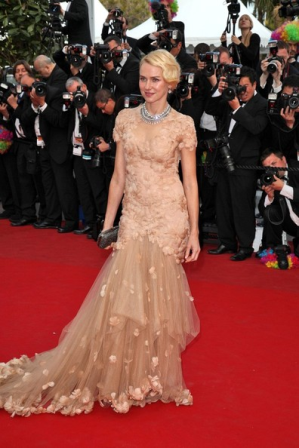 Naomi Watts, una mujer cisne sobre la alfombra roja de Cannes