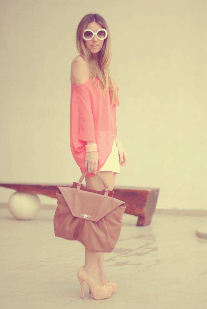 Outfit with coral top at a fashion blog, Mexico