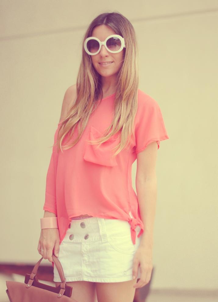 Outfit with coral top at a fashion blog, Mexico