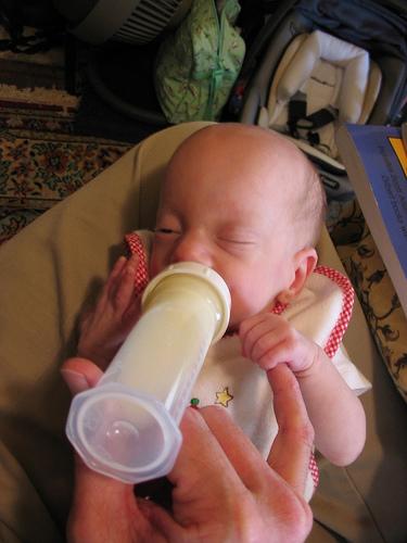 bebe-leche-de-vaca Recomiendan no darle leche de vaca a los bebés