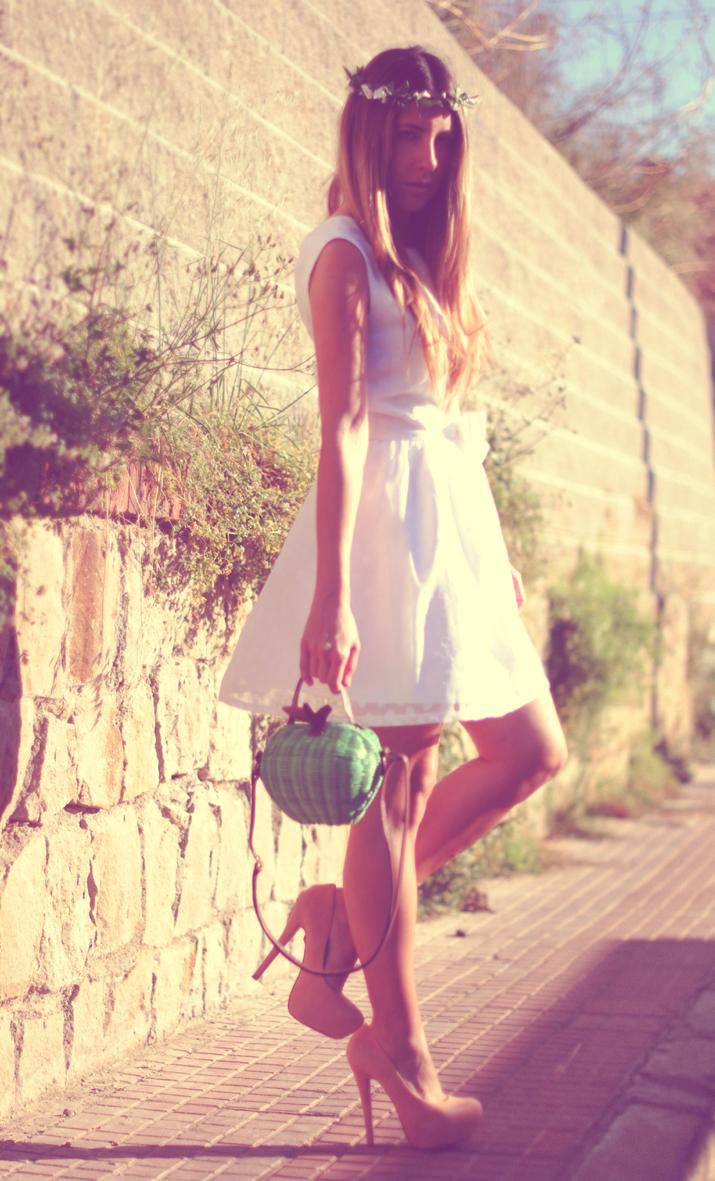Mónica Sors vestido blanco blog Blogger Mónica Sors con vestido blanco, look romántico con diadema de flores en blog de moda