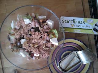 cena ensalada súper completa y sardinas en lata