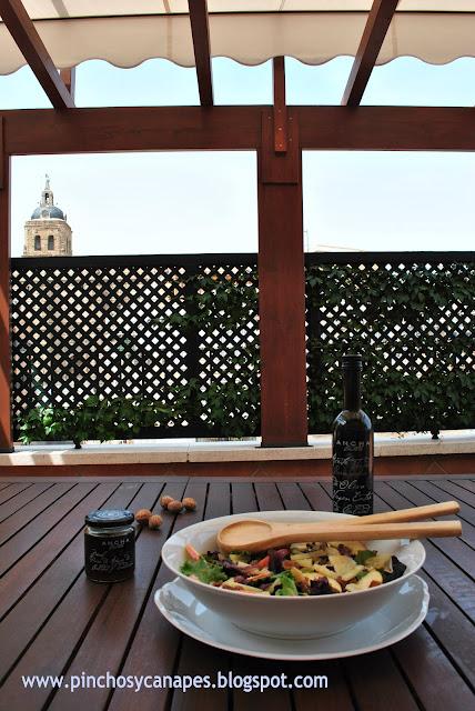 ENSALADA DE NUECES, MANZANA, DÁTILES Y QUESO MANCHEGO. ENSALADA DE NUECES, MANZANA, DÁTILES Y QUESO MANCHEGO.