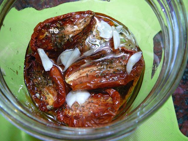 Tomates secos con aceite, ajo y orégano