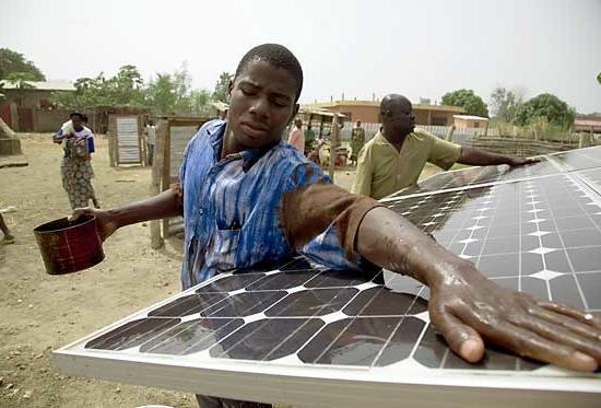 africa paneles solares Cómo Podemos Erradicar la Pobreza Energética y Conseguir Energía Sostenible para Todos  