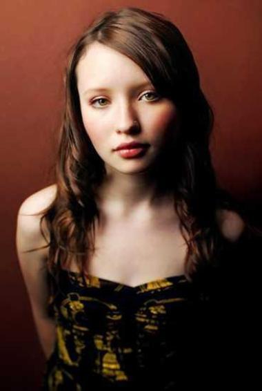 Emily Browning estará en Plush