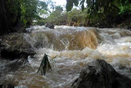 Sancti Spíritus: Hallan los cuerpos putrefactos de los dos desaparecidos por las lluvias 20120528025045-lluvias-intensas-rio-crecido-cuba.jpg