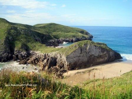 Playa de La Isla de Poo, en Llanes