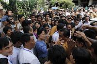 Suu Kyi echa su primer pulso al gobierno birmano Suu Kyi echa su primer pulso al gobierno birmano