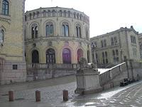 Fachada del Parlamento de Oslo, Noruega parlamento de oslo, oslo, noruega, vuelta al mundo, round the world, información viajes, consejos, fotos, guía, diario, excursiones