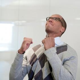 Man-celebrating-a-victory1-281x281 realizacion personal