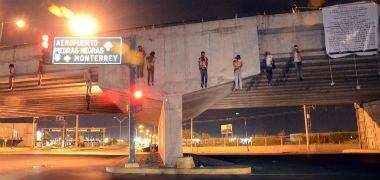 Hallan 9 cuerpos colgados en puente en noreste de México