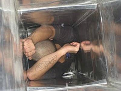 CRÉALO: Ladrón de banco queda atorado en