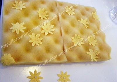 Como modelar una flor de varias formas distintas con un mismo cortador Como modelar una flor de varias formas distintas con un mismo cortador