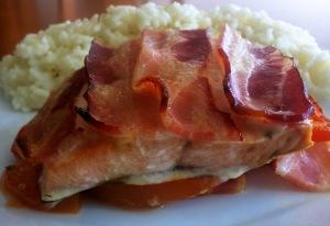 Salmón con bacon