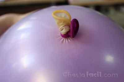 atando-doble-globo-wm Tutorial: cómo inflar un globo dentro de otro