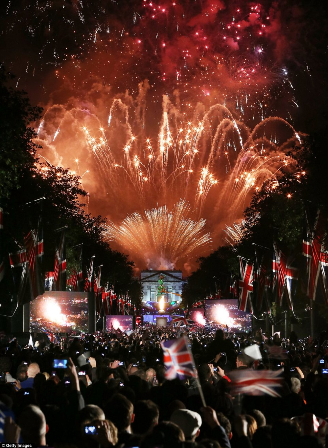 El espectacular Concierto del 60 Jubileo de Isabel II. La emoción de la Reina