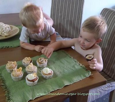 Cupcakes de plátano con frosting de vainilla y canela.