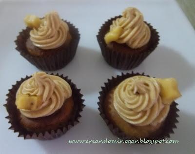 Cupcakes de plátano con frosting de vainilla y canela.