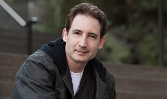 Brian Greene Brian Greene no sólo conduce genialmente el programa. También aporta su pasión por la Física y las Matemáticas.