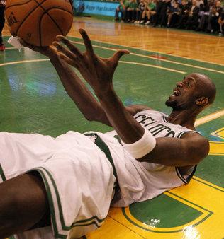 LeBron se come a los Boston (79-98)