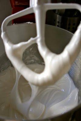Paso a paso: La glasa perfecta para tus galletas decoradas. Paso a paso: La glasa perfecta para tus galletas decoradas.