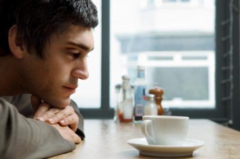 Las personas que viven solas podrían ser más propensas a la depresión