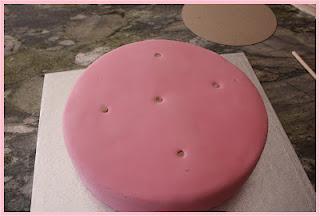 Paso a paso: Montaje de una tarta fondant de dos pisos. Paso a paso: Montaje de una tarta fondant de dos pisos.