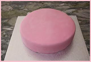 Paso a paso: Montaje de una tarta fondant de dos pisos. Paso a paso: Montaje de una tarta fondant de dos pisos.