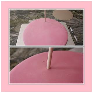 Paso a paso: Montaje de una tarta fondant de dos pisos. Paso a paso: Montaje de una tarta fondant de dos pisos.