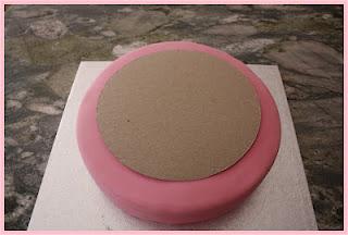 Paso a paso: Montaje de una tarta fondant de dos pisos. Paso a paso: Montaje de una tarta fondant de dos pisos.
