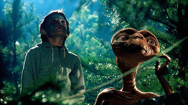 E.T. treinta años despues vuelve a telefonear a casa