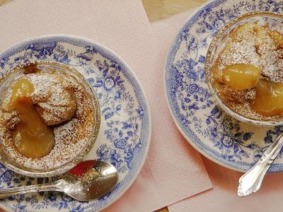 Bizcochitos de chocolate blanco con saquitos de manzana al moscatel, y crema de albaricoques con vainilla.