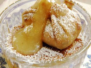 Bizcochitos de chocolate blanco con saquitos de manzana al moscatel, y crema de albaricoques con vainilla.