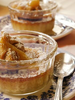 Bizcochitos de chocolate blanco con saquitos de manzana al moscatel, y crema de albaricoques con vainilla. Bizcochitos de chocolate blanco con saquitos de manzana al moscatel, y crema de albaricoques con vainilla.