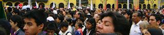 ¡QUE BONITAS SON LAS MANOS QUE NOS LANZAN HACIA DIOS! Fiesta del Corpus en la Plaza de Armas de Lima