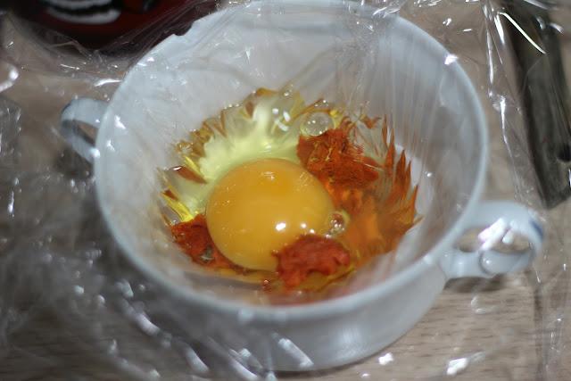 Huevos poché con sobrasada en nido de patatas paja