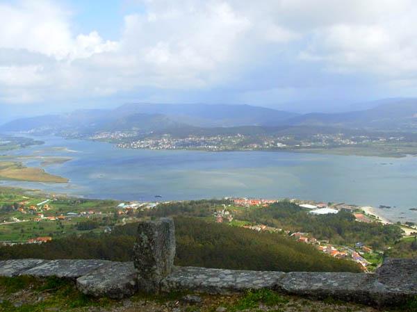 Vistas de la desembocadura del río Miño desde el Monte de Santa Tecla. Panorámica de la desembocadura del rio Miño.