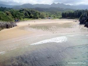 Playa de Cuevas de Mar, en Llanes: Vista desde rocas horadadas