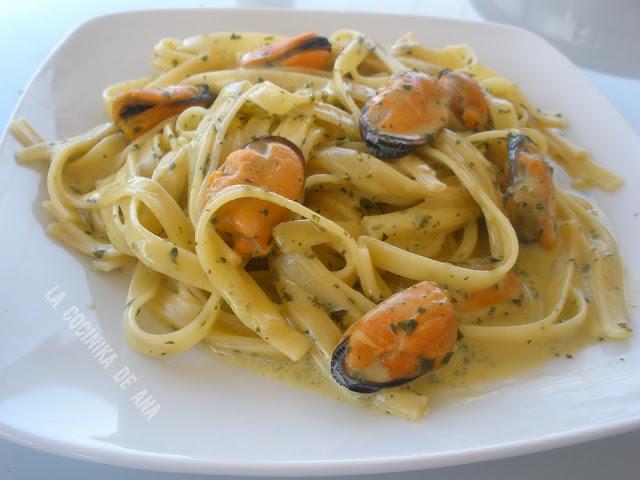 Tallarines con mejillones al pesto