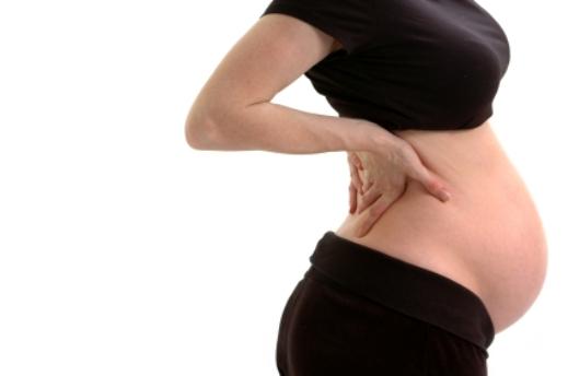 Muchas mujeres padecen dolor lumbar durante el embarazo