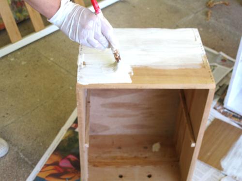 Lijar un poco la madera y pintar Convierte cajones en mesillas