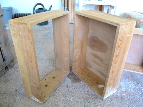 Las dos piezas para cada mesilla (un cajón sin base y el otro con) Convierte cajones en mesillas