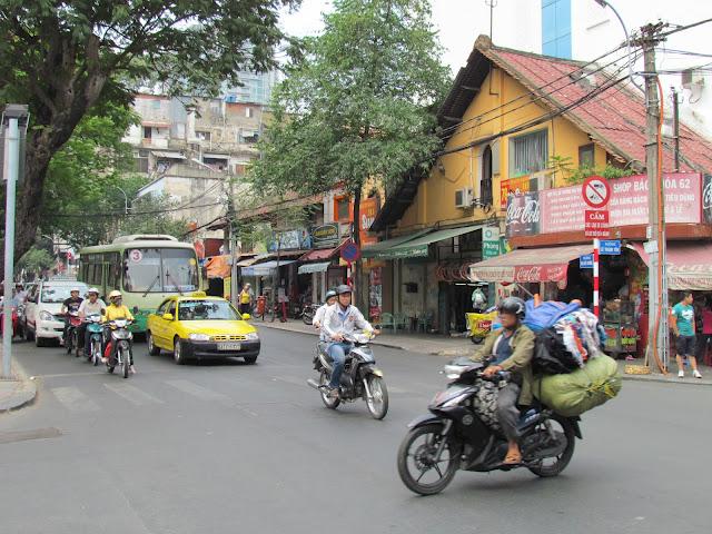 Ho Chi Minh; callejeando por la ciudad.... navegando por el Río Saigón